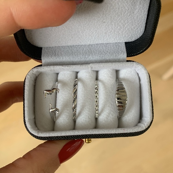 Black leather travel ring case with gold hardware - Picture 4 of 4